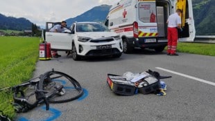 Auf der L300 bei Aschau im Zillertal krachte die heute 54-Jährige mit dem Auto in einen Radfahrer. Der Mann wurde schwer verletzt. (Bild: ZOOM Tirol)