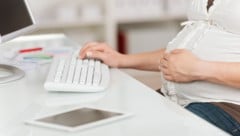 Für werdende Mütter sind Überstunden Tabu. Die wöchentliche Arbeitszeit darf 40 Stunden ...