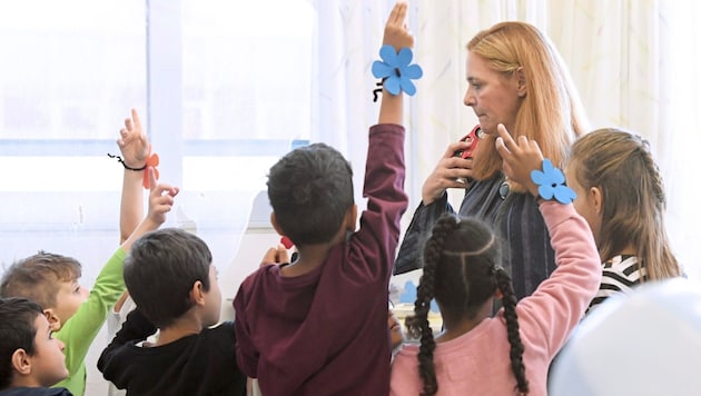 Interkulturelle Schulungen sollen die rund 15 Hortbetreuer in Amstetten sensibilisieren (Symbolbild). (Bild: APA/HANS KLAUS TECHT / APA / picturedesk.com)