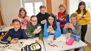 Handys stören die Konzentration während des Unterrichts und mindern die sozialen Kontakte. 