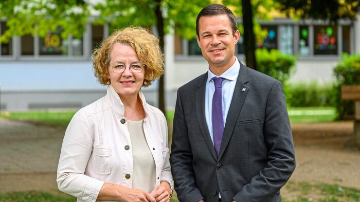 Handykompetenz stärken: Teschl-Hofmeister mit Bildungsdirektor Karl Fritthum