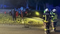 Der Wagen landete nach einem Unfall am Dach. (Bild: FF Kematen am Innbach, Krone KREATIV)