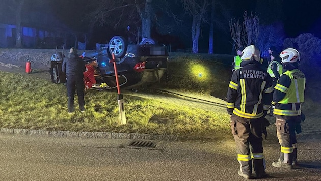 Der Wagen landete nach einem Unfall am Dach. (Bild: FF Kematen am Innbach, Krone KREATIV)