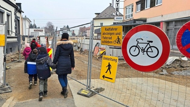 Auch eine Schulklasse nimmt den provisorischen Fußgänger-Durchgang in Angriff. (Bild: Tragner Christian/Christian Tragner)