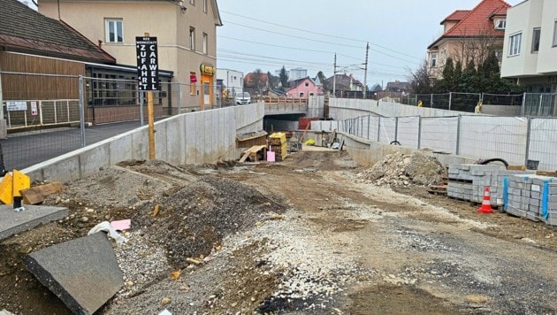 Seit einem Jahr wird an der Bahnkreuzung in Waidmannsdorf gegraben und betoniert. (Bild: Tragner Christian/Christian Tragner)