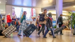 Am Samstag rollen die Trolleys wie wild über den Salzburger Flughafen. Das Personal ist gerüstet. (Bild: Tröster Andreas)