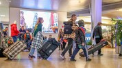 Am Samstag rollen die Trolleys wie wild über den Salzburger Flughafen. Das Personal ist ...