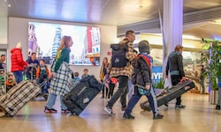Am Samstag rollen die Trolleys wie wild über den Salzburger Flughafen. Das Personal ist ...