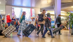 Am Samstag rollen die Trolleys wie wild über den Salzburger Flughafen. Das Personal ist ...