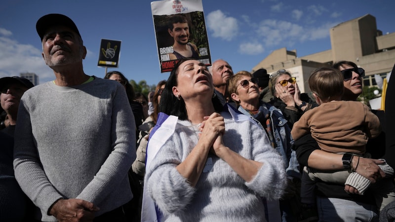 People with a poster of the Israeli hostages Or Levy (Bild: AP/The Associated Press)