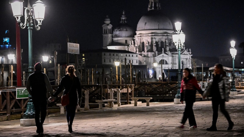 Der Markusplatz vor den Feierlichkeiten (Bild: AFP/Tiziana Fabi)