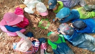 Im Waldkindergarten Maria Saal wird den Kleinen Bewegung, Zeit mit der Natur und Begreifen im eigenen Tempo geboten. (Bild: waldkindergarten.co,at)