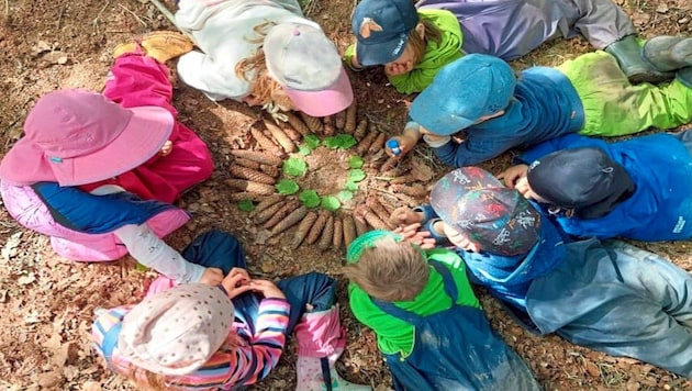 Im Waldkindergarten Maria Saal wird den Kleinen Bewegung, Zeit mit der Natur und Begreifen im eigenen Tempo geboten. (Bild: waldkindergarten.co,at)