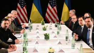 Der ukrainische Präsident Selenskyj (links) und US-Vizepräsident Vance (rechts) bei der Sicherheitskonferenz in München (Bild: Tobias Schwarz)