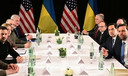 Der ukrainische Präsident Selenskyj (links) und US-Vizepräsident Vance (rechts) bei der ...
