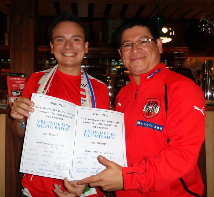 Thomas Huber (li.) und Luis Cordero mit der Gründungsurkunde.