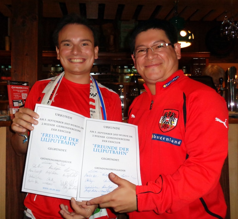 Thomas Huber (li.) und Luis Cordero mit der Gründungsurkunde. (Bild: Freunde der Liliputbahn)