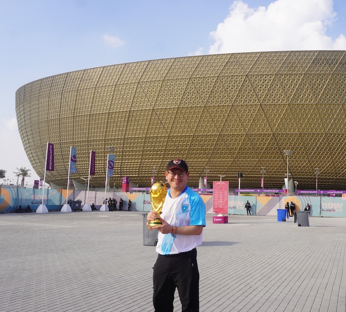 Luis Cordero beim WM-Endspiel mit einer Pokal-Kopie vor dem Lusail Iconic Stadion in Katar.