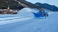 Schon mehrmals ist der Eismeister mit seinem Fahrzeug im Eis eingebrochen – auch am Valentinstag. Passiert ist glücklicherweise nichts (Archivbild). (Bild: Hannes Wallner)