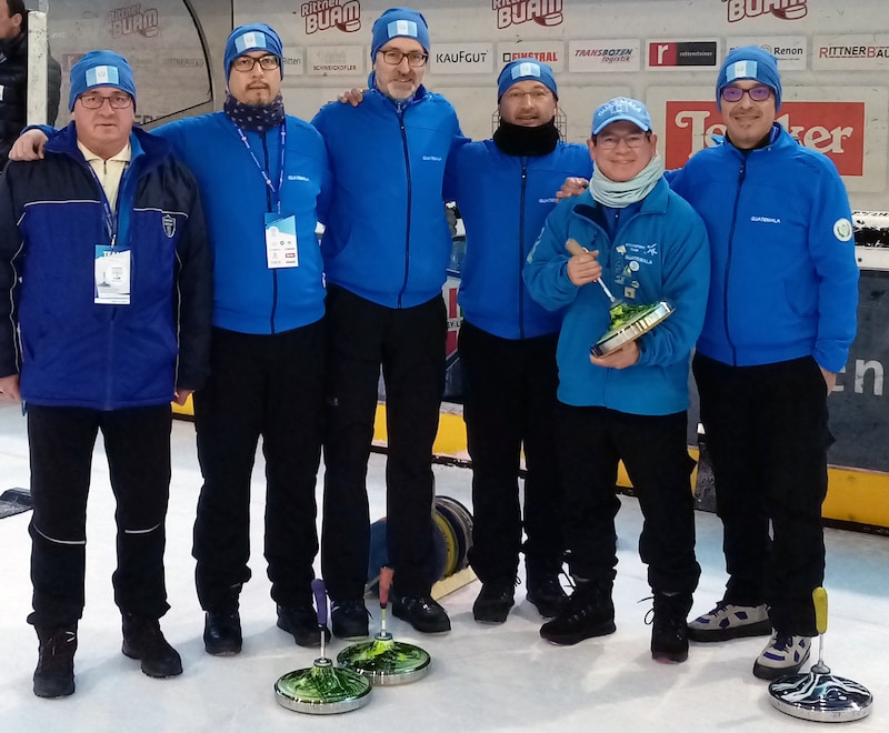 Luis Cordero (second from right) is captain of the Guatemalan national curling team. He is also president of the Guatemalan curling association. That's why his nickname in Vienna is "El Presidente". (Bild: Luis Cordero)