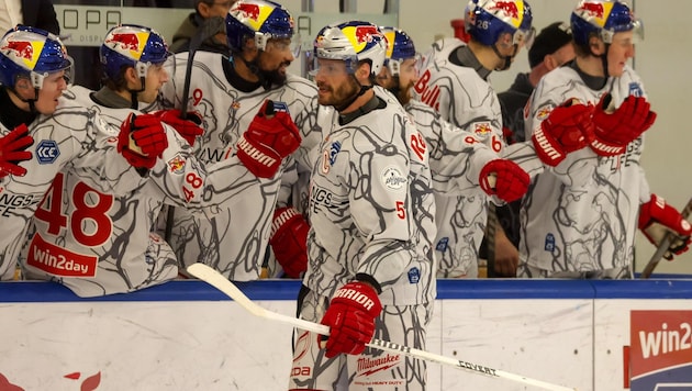 Raffl (right) scored 63 seconds before the siren to make it 2:2. (Bild: Tröster Andreas)