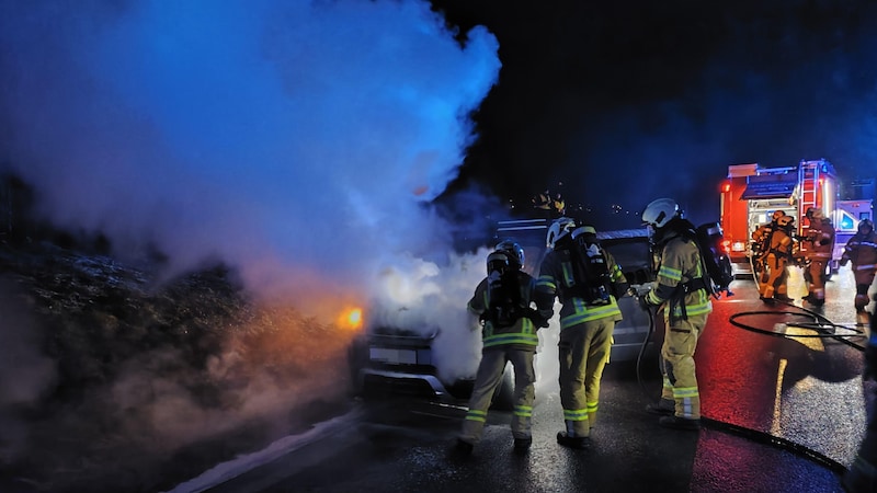 Numerous emergency services responded to the scene of the fire. (Bild: ZOOM Tirol)