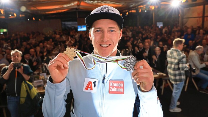 Raphael Haaser mit seinen zwei WM-Medaillen.