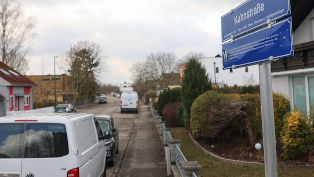 In den vergangenen zwei Wochen waren erklärende Hinweisschilder zu den drei umstrittenen Straßennamen montiert worden. (Bild: laumat)