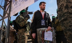 Die amerikanisch-israelische Geisel Sagui Dekel-Chen bei der Freilassung durch die Hamas.