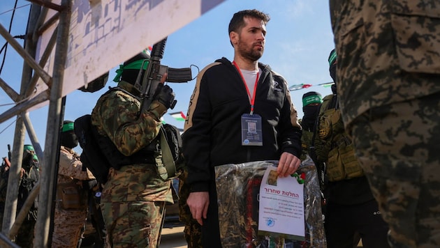 The American-Israeli hostage Sagui Dekel-Chen being released by Hamas. (Bild: AFP/Bashar Taleb)