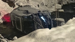 Das Auto des Niederländers landete im Bach. (Bild: Wasserrettung Bischofshofen)