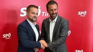 Handshake der Kontrahenten: Bernhard Höfler (li.) und Georg Dornauer (Bild: Manuel Schwaiger)