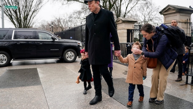 Musk with daughter Azure and son X (Bild: PictureDesk/Nathan Howard / REUTERS)