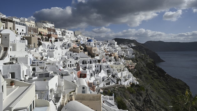 A continuous earthquake lasting several hours shook the popular vacation island of Santorini (pictured: the village of Oia) on Saturday night. (Bild: AFP/Stringer)