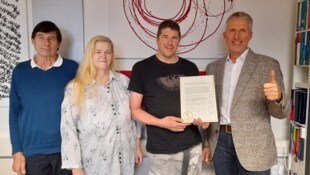 Manuels Eltern, Manuel Gomernik und autArK Geschäftsführer Andreas Jesse (v.l.)