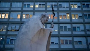 Eine Marmorstatue des verstorbenen Papstes Johannes Paul II. vor der Poliklinik Agostino Gemelli in Rom, wo Papst Franziskus behandelt wird. (Bild: AP)