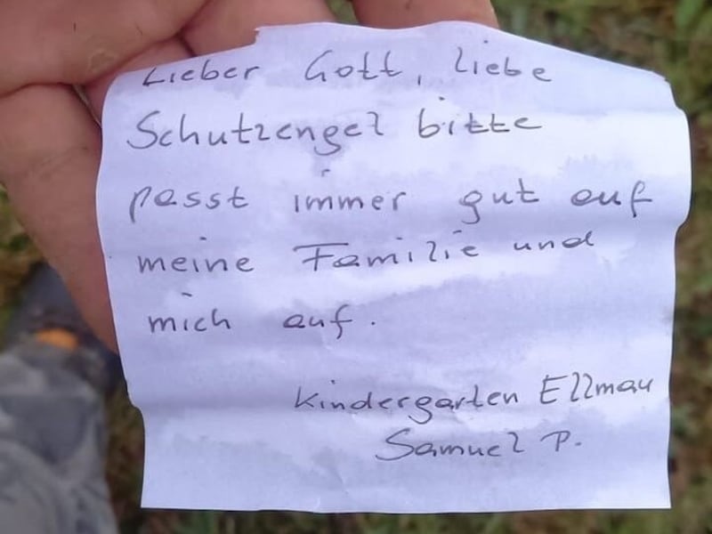 Krinner found this letter together with the burst balloon in his meadow. (Bild: Richard Krinner)