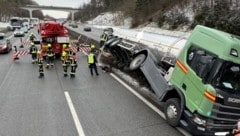 Auf der Westautobahn ist ein Sattelzug umgekippt, der mit 26 Tonnen Sonnenblumenöl beladen war. (Bild: BFKDO Amstetten/Schuller)