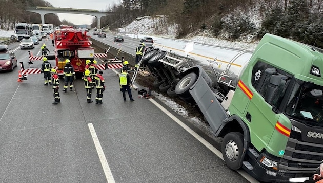 Auf der Westautobahn ist ein Sattelzug umgekippt, der mit 26 Tonnen Sonnenblumenöl beladen war. (Bild: APA/BFKDO Amstetten/Schuller)