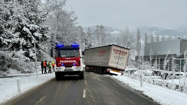 In Gaißau (Vorarlberg) wäre ein Lkw-Lenker fast von der Fahrbahn abgekommen. (Bild: Feuerwehr Gaissau)