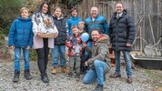 Samuel mit seiner Familie, Landwirt Richard Krinner und Hotelchef Gernot Trattner.