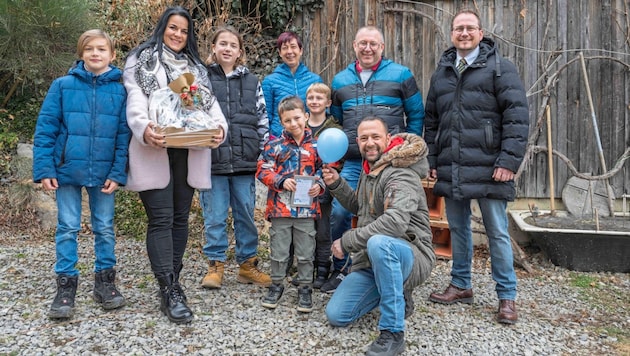 Samuel mit seiner Familie, Landwirt Richard Krinner und Hotelchef Gernot Trattner. (Bild: Juergen Fuchs)