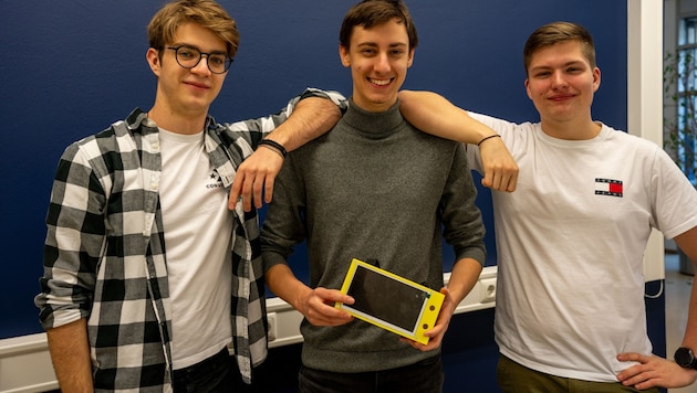 The developers with the navigation device, from left: Elias Mutter, Felix Auer and Konstantin Bandat. (Bild: HTL Braunau)