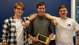 Die Entwickler mit dem Navi-Gerät, von links: Elias Mutter, Felix Auer und Konstantin Bandat. (Bild: HTL Braunau)