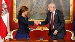 Expertenregierung: Alexander Van der Bellen lobt 2019 die mittlerweile verstorbene Brigitte Bierlein als Kanzlerin an. (Bild: EPA-EFE)