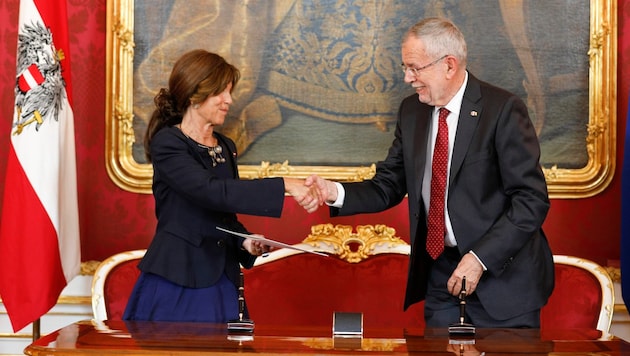 Expertenregierung: Alexander Van der Bellen lobt 2019 die mittlerweile verstorbene Brigitte Bierlein als Kanzlerin an. (Bild: EPA/EPA-EFE)