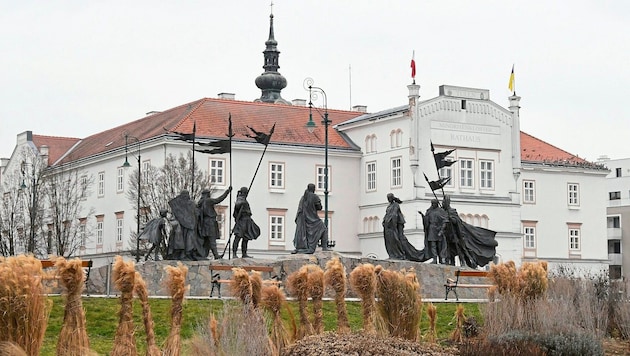 Money, democracy, savings: A fierce political battle is currently raging over the town hall in Tulln. (Bild: Patrick Huber/P. Huber)