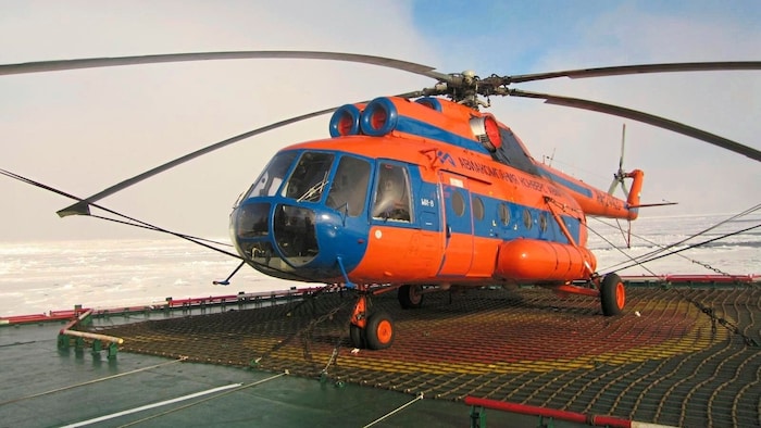 Ein Helikopter für 22 Personen ist an Bord.
