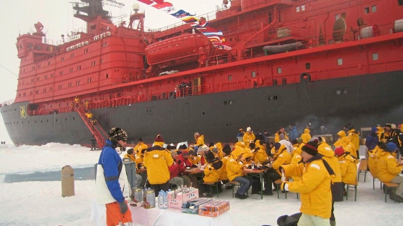 100 Russian security guards watched over the nuclear icebreaker. (Bild: Tono Hönigmann)