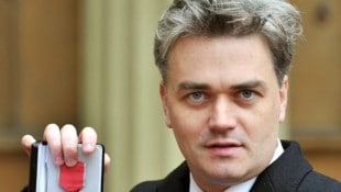 Edward Gardner bei der Verleihung der Auszeichnung „Officer of the British Empire“ (OBE) durch Königin Elizabeth II. am 16. November 2012 im Buckingham Palace. (Bild: AFP PHOTO/POOL/John Stillwell)